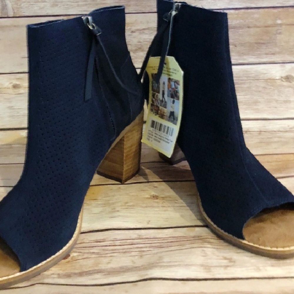Toms Peep Toe perforated sandal size 9